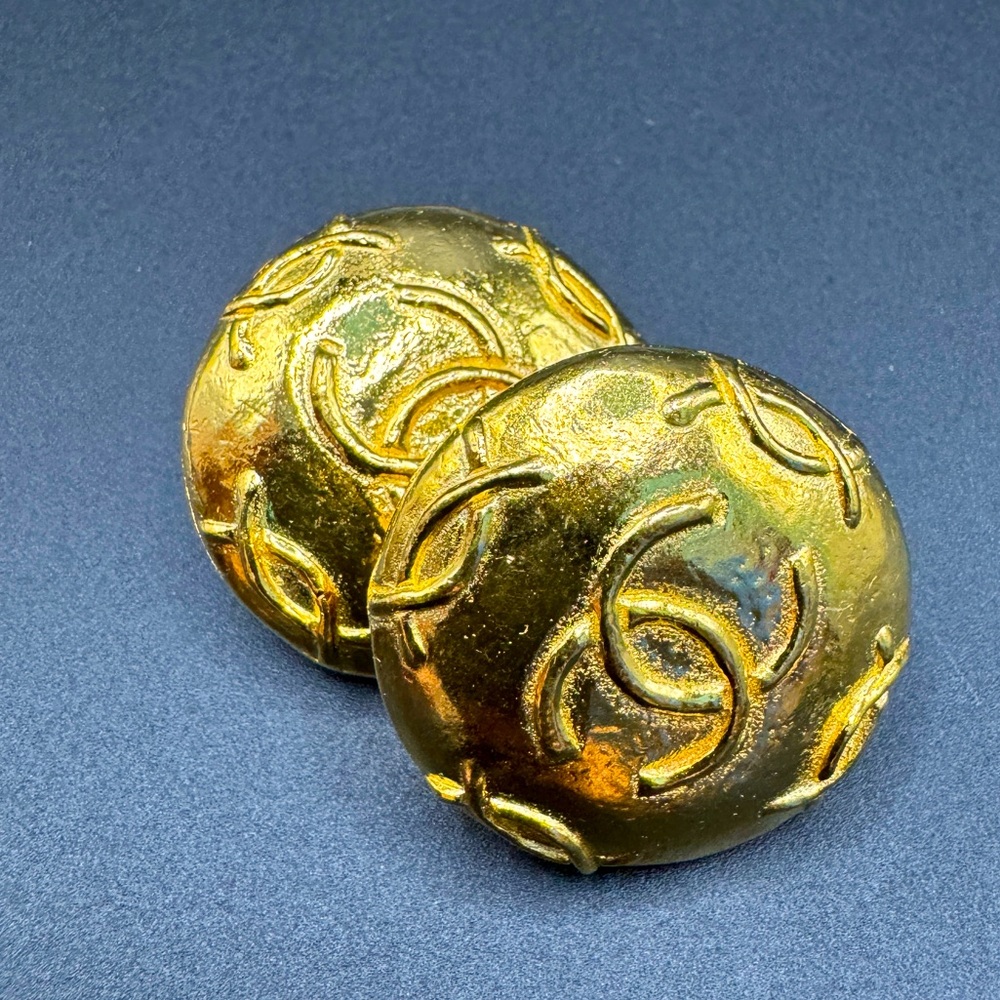 LOT 287 1970s 24K gold plated Chanel vintage clip on earrings